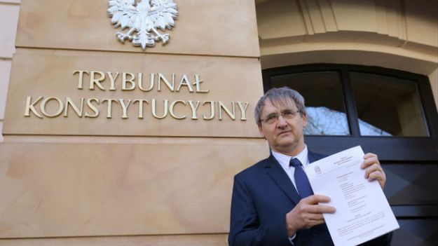 Maciej Hamankiewicz prezentuje wniosek zaskarżający pakiet onkologiczny i kolejkowy