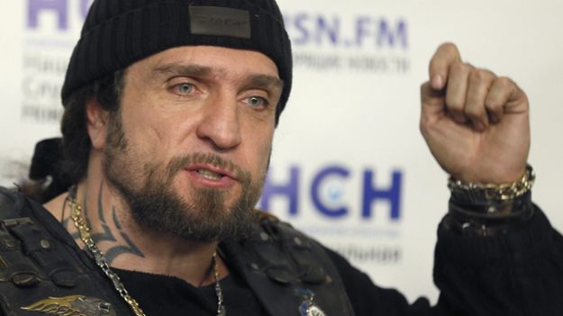 Aleksander Załdostanow, lider "Nocnych Wilków" na konferencji 15 kwietnia