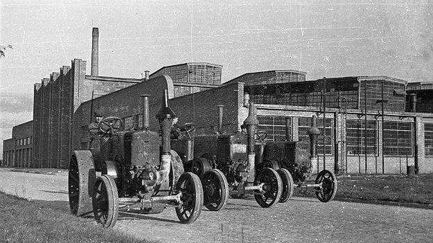 Państwowe Zakłady Inżynierii w Ursusie, ciągniki C-45 na placu fabrycznym (zdj. arch.)