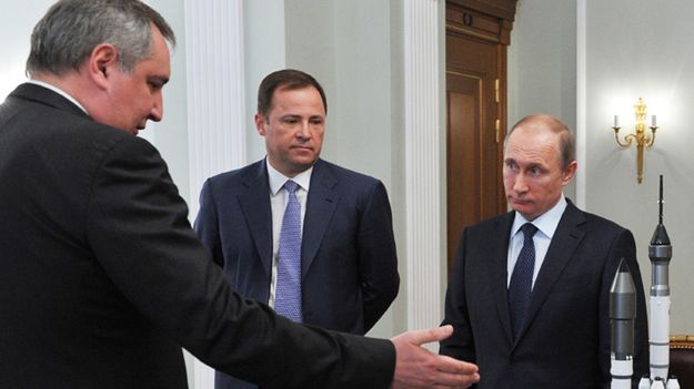 Wicepremier Rogozin (z lewej) rozmawia z prezydentem Putinem