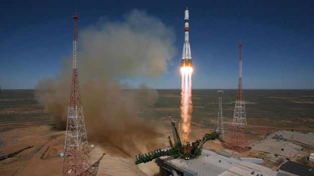 Moment wystrzelenia z kosmodromu Bajkonur rosyjskiej rakiety Soyuz-2.1a ze statkiem transportowym Progress M-27M