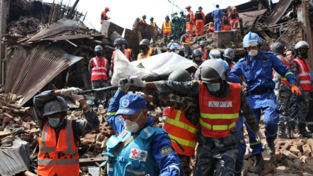 Ratownicy wciąż szukają pod gruzami żywych osób