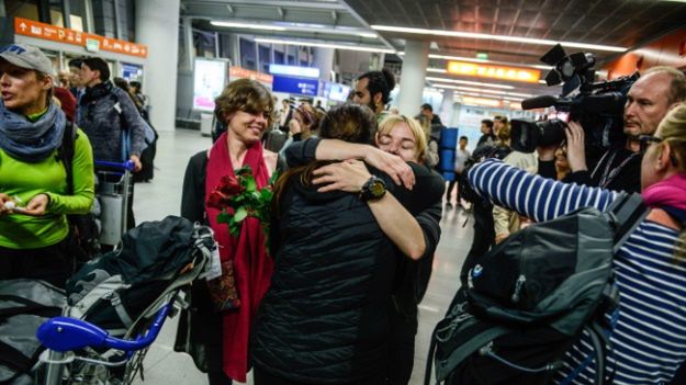 Powitanie ewakuowanych z Nepalu na warszawskim lotnisku Okęcie