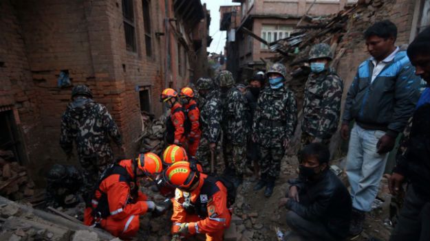 Nepal wstrzymuje przyjazdy zagranicznych ratowników i lekarzy