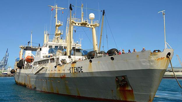 Zdjęcie wykonane w 2013 r. przedstawia trawler "Stende", którego nazwę po zmianie właściciela w 2014 r. przemianowano na "Dalnij Wostok"