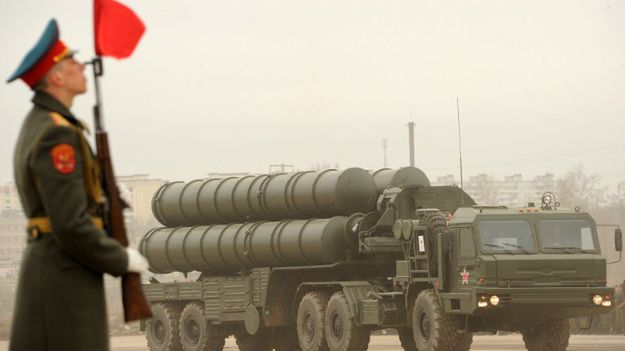 S-300 PMU2 Favorit zaprezentowany podczas ćwiczeń do parady przed Dniem Zwycięstwa; Moskwa, kwiecień 2012 r.