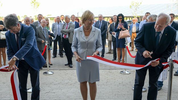 Minister nauki i szkolnictwa wyższego Lena Kolarska-Bobińska, prezes PAN Jerzy Duszyński i Kierownik Projektu profesor Jan Kiciński podczas otwarcia Centrum Badawczego "Konwersja Energii Źródła Odnawialne" Polskiej Akademii Nauk