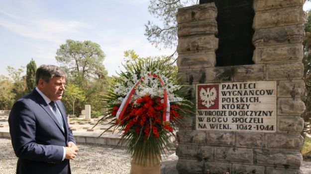 Janusz Piechociński na Polskim Cmentarzu Wojennym w Dulab na przedmieściach Teheranu