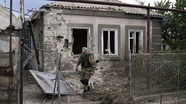 Ostrzelany przez separatystów budynek w Mariupolu