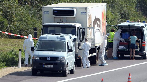 Porzucony na autostradzie samochód chłodnia, w którym znaleziono ciała 71 imigrantów.