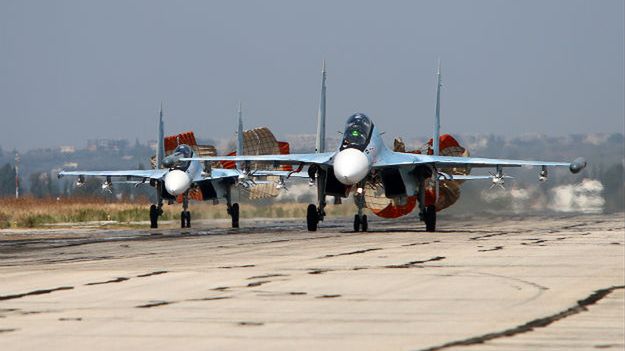 Rosyjskie Su-30 w bazie lotniczej w Syrii