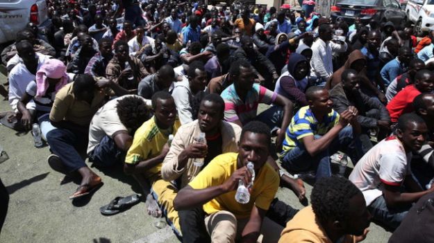 Setki osób zostały przewiezione do ośrodków w Trypolisie