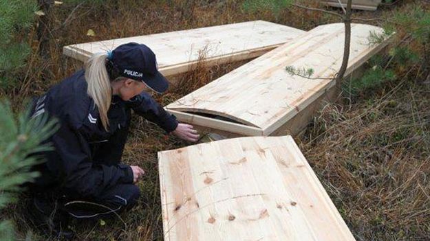 Policja odnalazła trumny w lesie w okolicy Królikowa