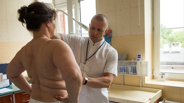 Chirurg onkolog dr n. med. Radosław Tarkowski bada pacjentkę miesiąc po zabiegu operacyjnym w Dolnośląskim Centrum Onkologii we Wrocławiu