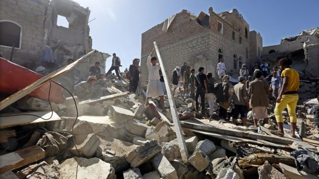 Zniszczenia po nalotach w Sanie