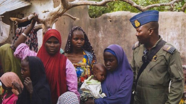 w ostatnich dniach uwolniono prawie 500 zakładników przetrzymywanych przez islamistów