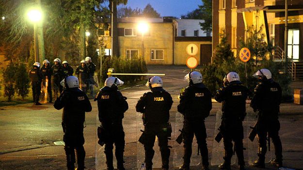 Policjanci w pobliżu komisariatu w Knurowie