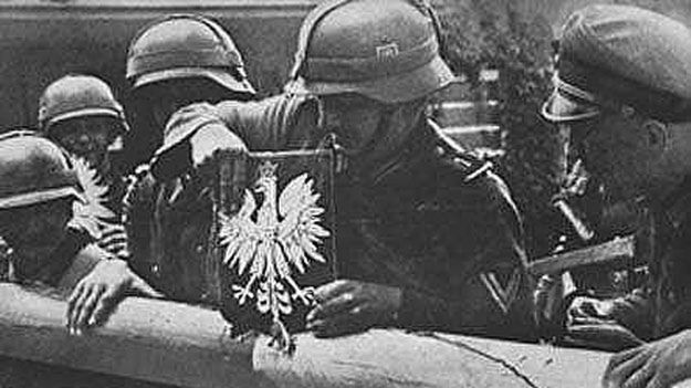 Żołnierze niemieccy niszczą polski szlaban graniczny we wrześniu 1939 roku