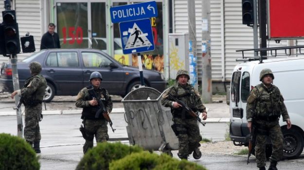 Jednostki specjalne policji otoczyły albańską dzielnicę Kumanowa