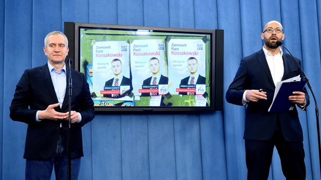 Posłowie PO Robert Tyszkiewicz i Jakub Rudnicki podczas konferencji prasowej w sejmie.