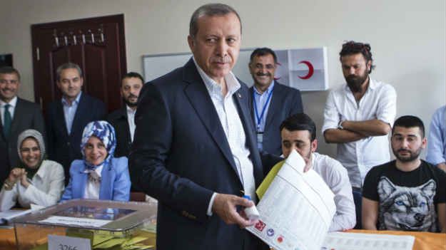 Prezydent Recep Tayyip Erdogan w lokalu wyborczym