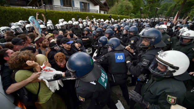 Protestujących eskortuje około 6 tys. policjantów