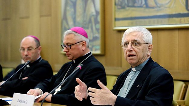 Od lewej: prymas Polski abp Wojciech Polak, sekretarz Generalny Konferencji Episkopatu Polski bp Artur Miziński i dyrektor Centrum Ochrony Dziecka, koordynator ds. ochrony dzieci i młodzieży przy Konferencji Episkopatu Polski, o. Adam Żak podczas prezentacji wytycznych ws. przypadków pedofilii wśród duchownych