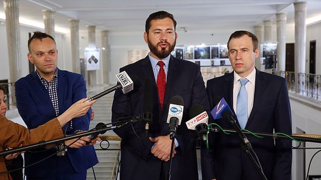Posłowie SLD: Tomasz Kalita, Marek Balt i Cezary Olejniczak podczas konferencji w sejmie