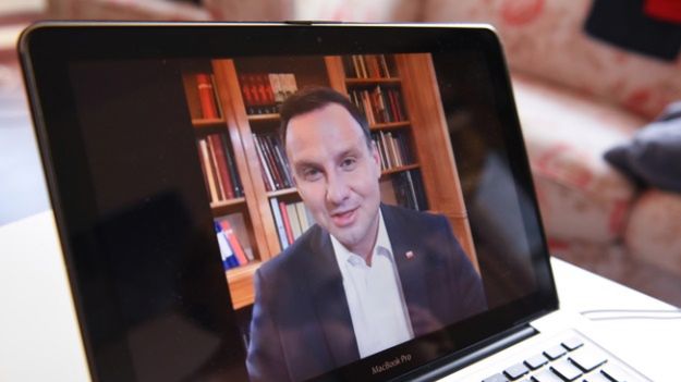 Andrzej Duda połączył się na żywo za pomocą Facebook Live z Internautami