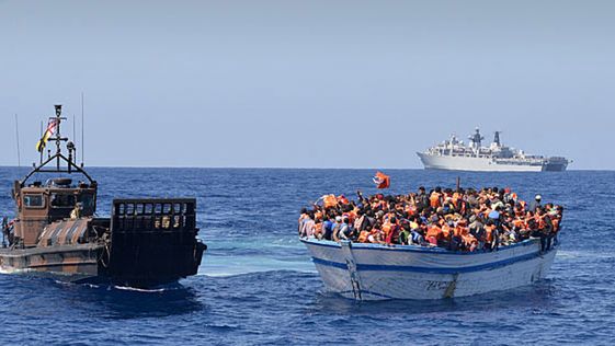 Imigranci ściśnięci na łodzi. Zdjęcie z maja 2015 roku