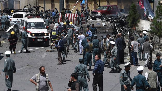 W pobliżu terminala eksplodowały dwa samochody-pułapki