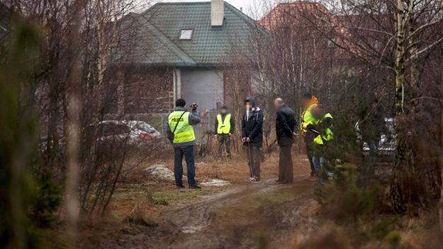 Kamil N. podczas wizji lokalnej na miejscu zabójstwa swoich rodziców w Rakowiskach