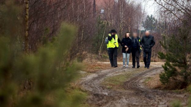 Zuzanna M. podczas wizji lokalnej na miejscu zabójstwa rodziców Kamila N. w Rakowiskach