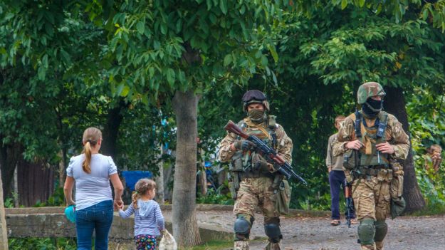 Patrol ukraińskich służb bezpieczeństwa we wsi pod Mukaczewem