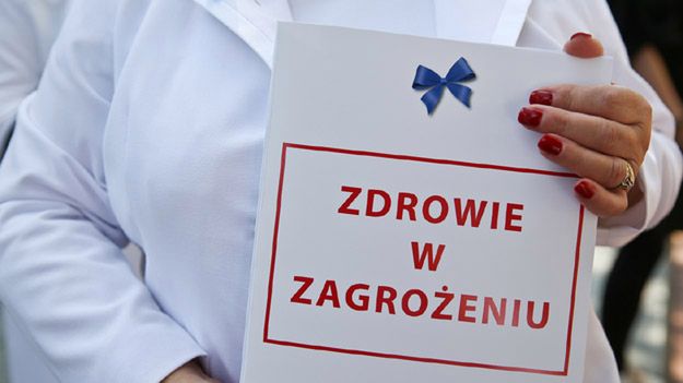 Konferencja prasowa Ogólnopolskiego Związku Zawodowego Pielęgniarek i Położnych przed KPRM w Warszawie