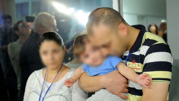 Syryjscy uchodźcy na lotnisku Okęcie w Warszawie