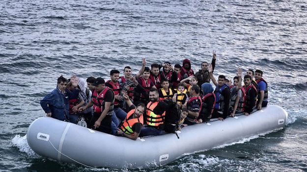 Uchodźcy próbują dostać się na grecką wyspę Lesbos