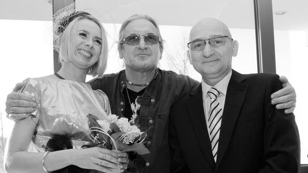 Adam Galas na swoim ślubie w 2011 roku (w środku lider Perfectu Grzegorz Markowski)