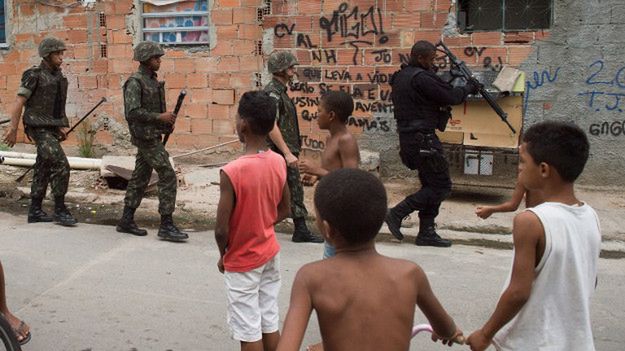 Policja i wojsko podczas jednej z akcji w fawelach Rio de Janeiro