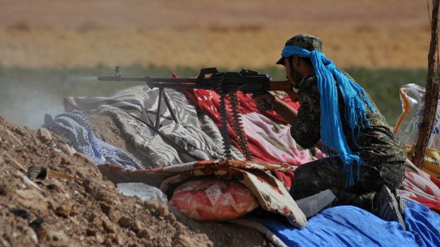 Członek Powszechnych Jednostek Ochrony (YPG), kurdyjskich sił walczących w Syrii z ISIS
