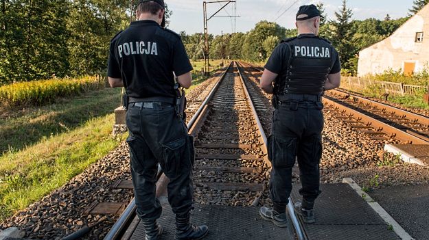 Policjanci patrolują okolice torów kolejowych w pobliżu 62. kilometra trasy łączącej Wrocław z Wałbrzychem