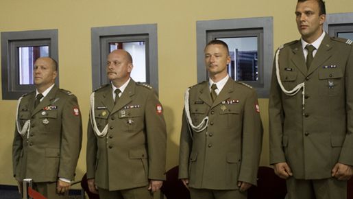 Od lewej: odznaczony Medalem za Szczególne Zasługi dla Armii USA szef sekcji operacyjnej XV zmiany Polskiego Kontyngentu Wojskowego major Zygmunt Sabik oraz odznaczeni Medalami Pochwalnymi Armii Amerykańskiej: kapitan Marian Orzechowski, kapitan Leszek Wierzbicki i starszy kapral Łukasz Janus