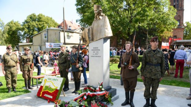 Uroczystość odsłonięcia pomnika sanitariuszki AK Danuty "Inki" Siedzikówny