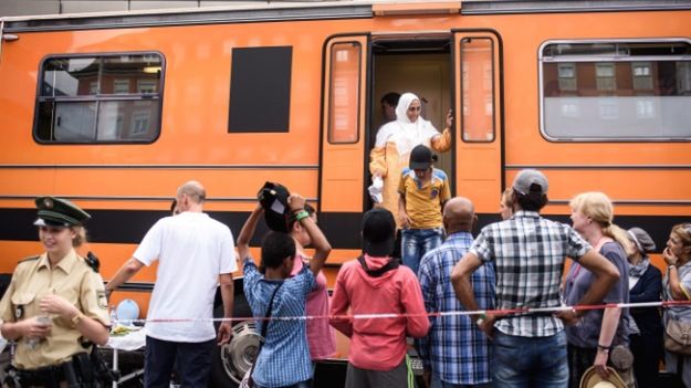 Syryjscy uchodźcy na dworcu w Monachium