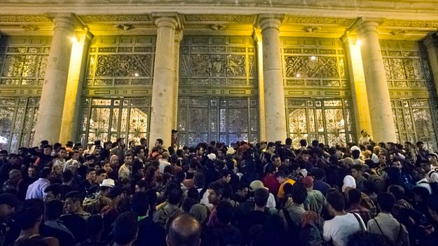 Imigranci przed dworcem w Budapeszcie