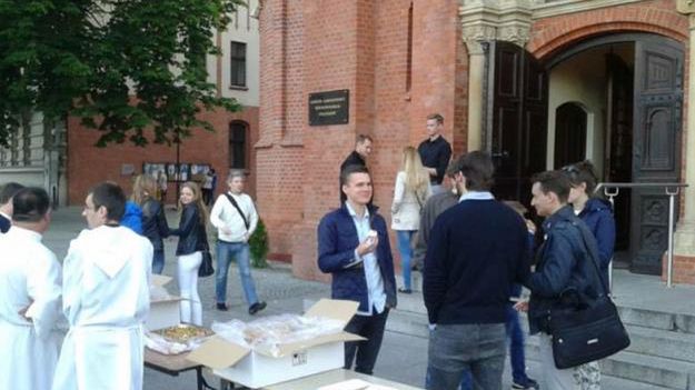 Pieniądze udało się zebrać podczas mszy, która co niedzielę odbywa się w kościele przy ul. Kościelnej o godz. 19.30.