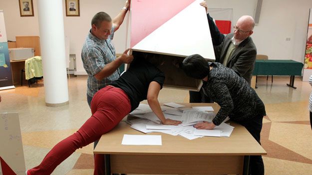 Członkowie komisji nr 26 w Olsztynie przygotowują się do liczenia głosów