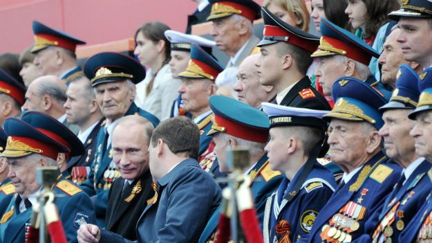 Władimir Putin i Dmitrij Miedwiediew w czasie defilady w Moskwie w 2012 r.