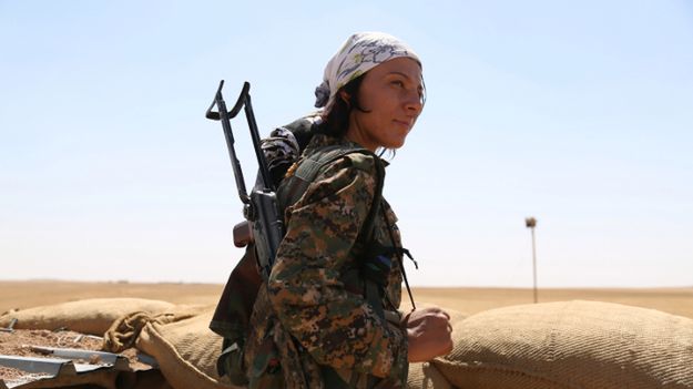 Członkini żeńskiego oddziału sił kurdyjskich w Syrii