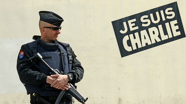 Policjant pilnuje siedziby "Charlie Hebdo"